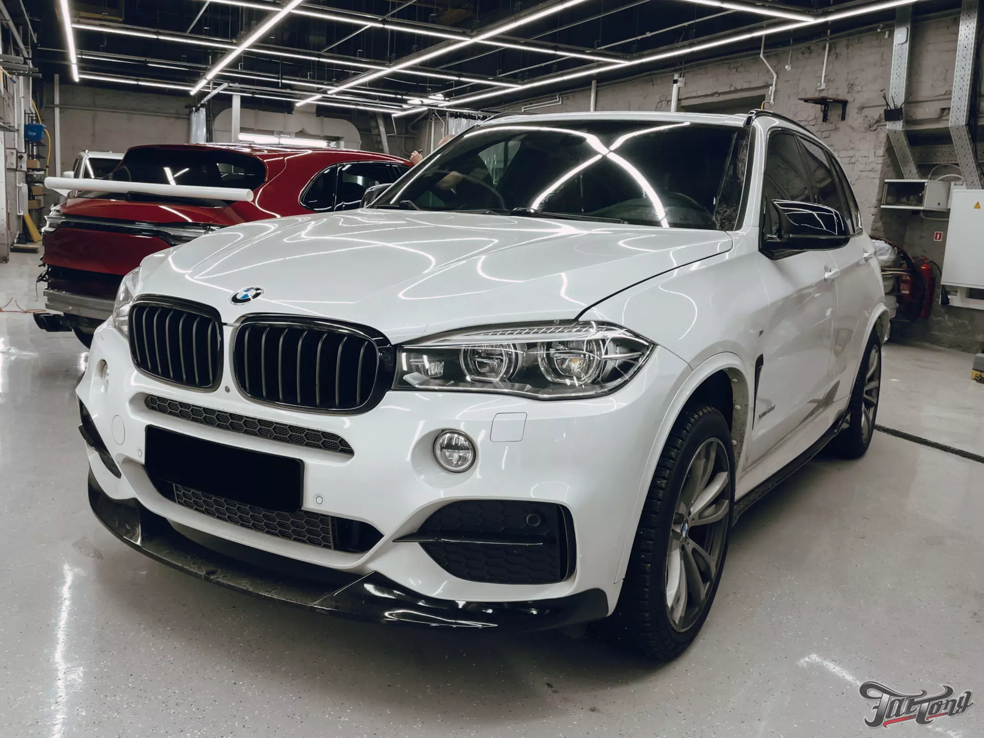 Оклейка BMW X5 в шикарный винил Matt Iced Silver Titanium от KPMF!